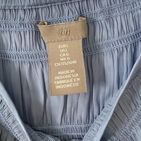 H&M smocked satiny top. NWOT Size L - Picture 3 of 3